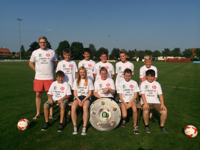 Die D-Jugend der JSG Landesbergen/Leese freut sich über ihre T-Shirts zur gewonnenen Kreisklassenmeisterschaft