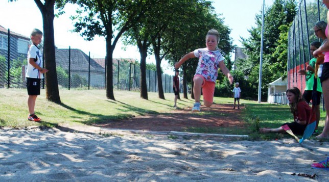 Die Kinder zeigten auch volles Engagement beim Weitsprung. (Foto Kruse)