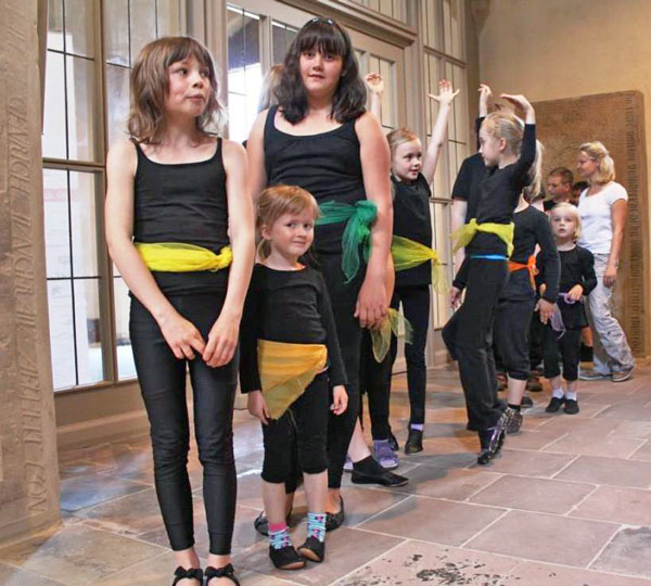 Die Tanzgruppe wartet auf ihren großen Auftritt bei „Kinder singen für Kinder“ 2013