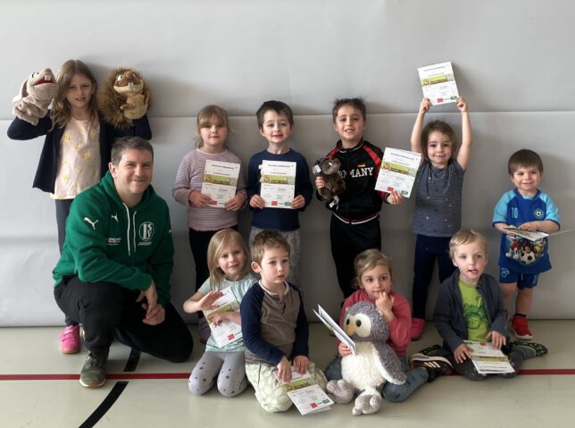 Die KInder der Igelgruppe waren stolz auf Ihre Leistung beim Mini-Sportabzeichen.